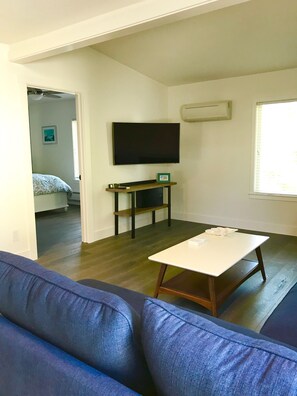 Smart TV, fireplace - Sonoma Cottage: among the vines and close to EVERYTHING!! (Sonoma)