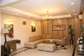 Suíte real, 2 quartos | Área de estar | TV de tela plana