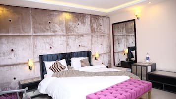 Royal-sviitti, 2 makuuhuonetta | Työpöytä, silitysrauta/-lauta, vuodevaatteet