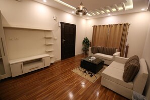 商务套房, 1 间卧室 | 客厅 | 平板电视