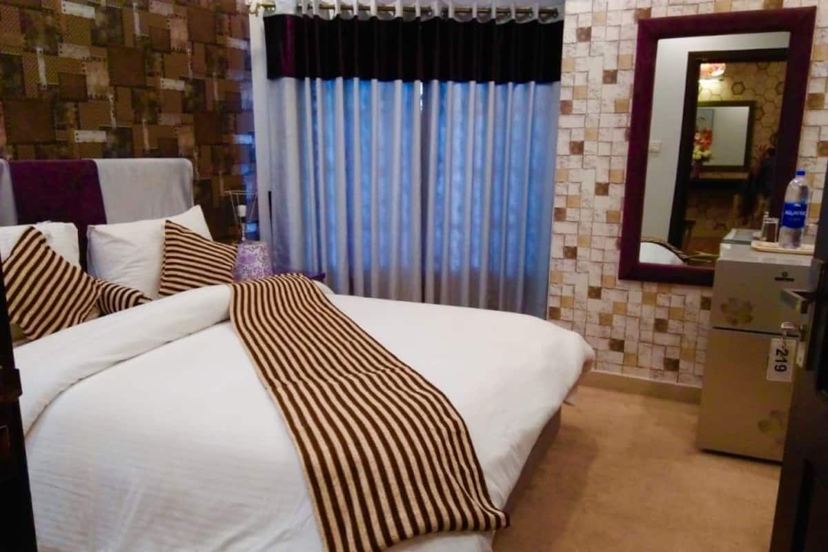 Family Suite | Desk, iron/ironing board, bed sheets