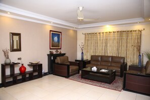 書桌、熨斗/�熨衣板、免費無線上網