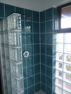 Een douche, een haardroger, handdoeken, zeep