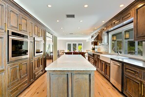 Fridge, microwave, oven, stovetop - NEW SPECIALS - Stunning Hollywood Hills Los Feliz Custom Pool Home (Los Angeles)