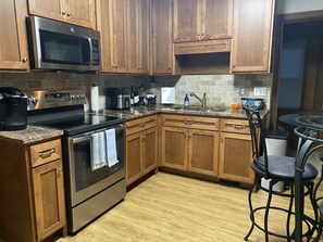 Frigorifero, microonde, forno, piano cottura