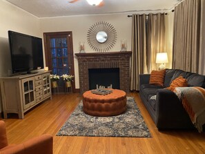 Smart TV, caminetto, videogiochi, lettore DVD