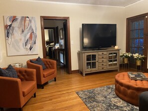 TV connectée, cheminée, jeux vidéo, lecteur de DVD