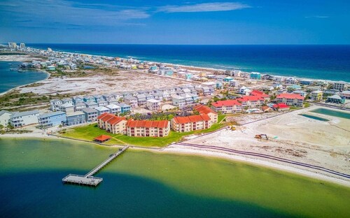 WATER VIEW TOP FLOOR Condo for 2-Fishing pier,pool Perfect!