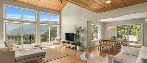 Smart TV, fireplace, stereo