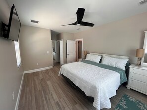 3 bedrooms, desk, iron/ironing board, free WiFi