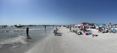 WATERFRONT HOME - DOCK, STEPS TO THE BEACH, MARGARITAVILLE AND TIME SQUARE.