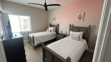 3 quartos, escrivaninha, ferros/tábuas de passar roupa