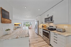 冰箱、微波炉、烤箱、炉灶