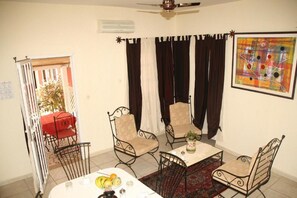 Apartment, 2 Bedrooms | 3 bilik tidur, meja, kalis bunyi, Wi-fi percuma 