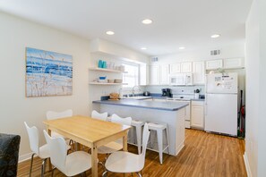 Kylskåp, mikrovågsugn, ugn och spishäll