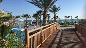 Een buitenzwembad en een verwarmd zwembad