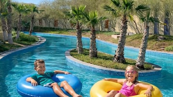 Een buitenzwembad en een verwarmd zwembad