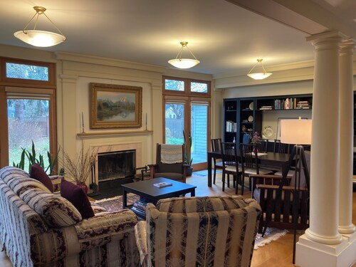 Delightful Downtown Ithaca Home & Garden for extended stays