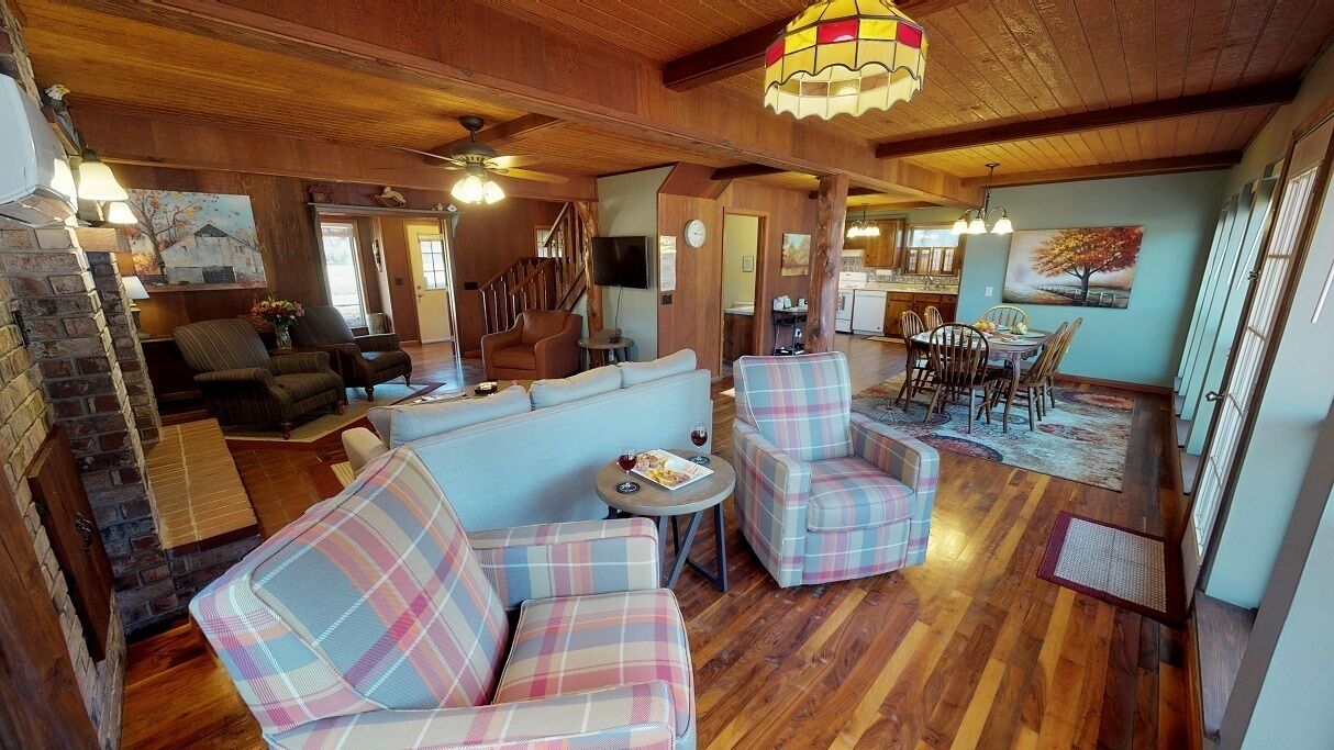  RIVERFRONT CABIN,  Close to ALL Attractions,  Spectacular Views!  Pet Friendly 