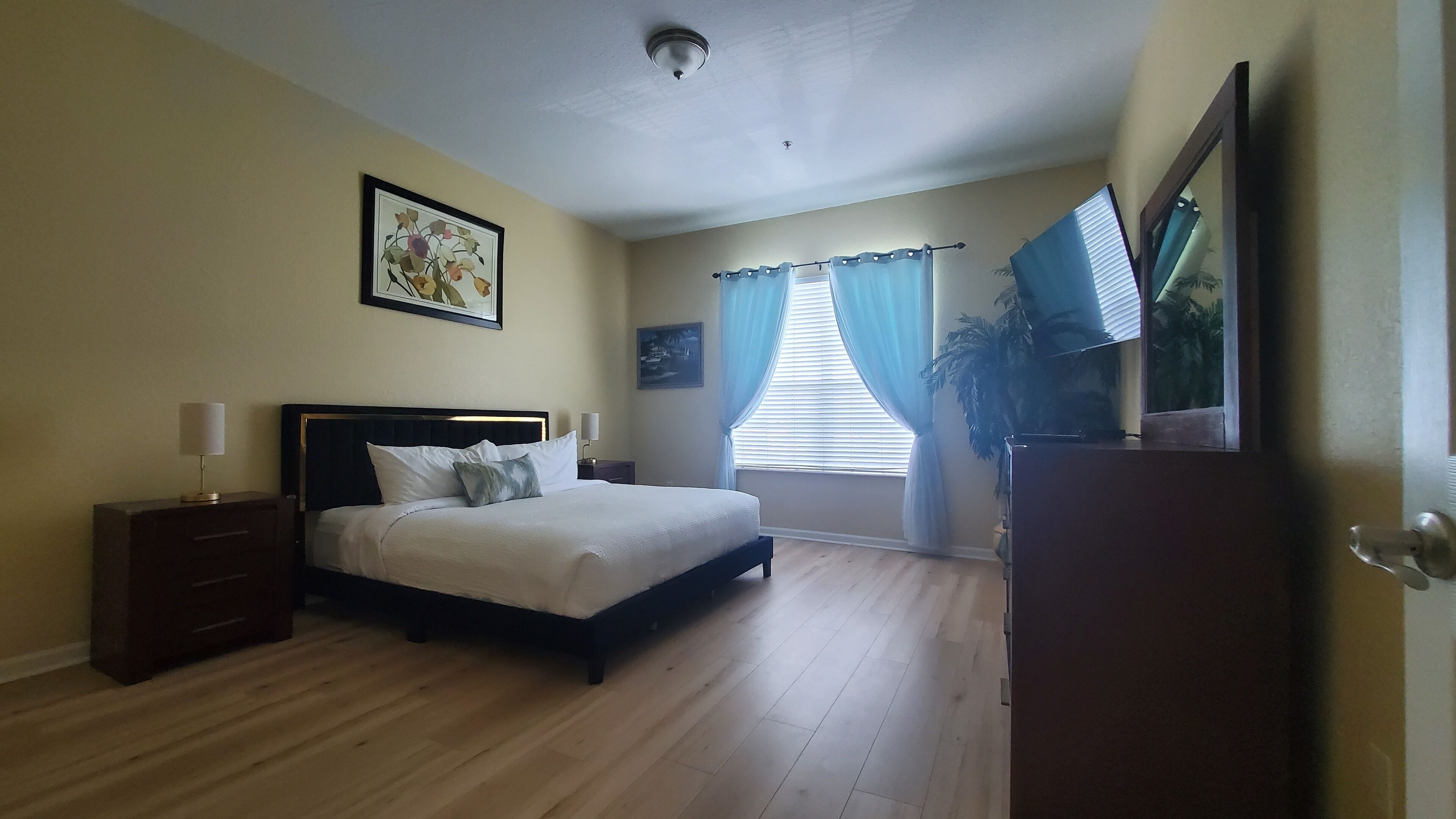 3 chambres, bureau, fer et planche à repasser, lit parapluie