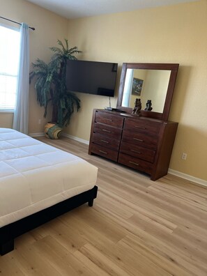 3 habitaciones, escritorio y tabla de planchar con plancha 