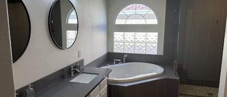 Combined shower/tub, jetted tub, hair dryer, towels