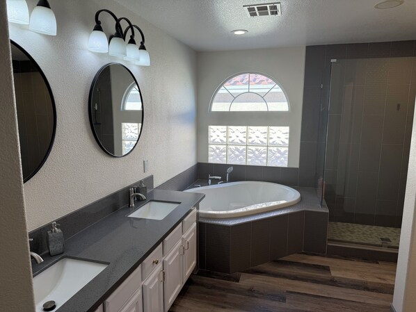 Combined shower/tub, jetted tub, hair dryer, towels