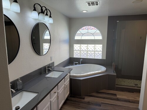 Resort style home w/ HEATED pool and spa