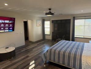 4 camere, una scrivania, ferro/asse da stiro, culla da viaggio