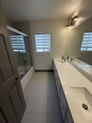 Combined shower/tub, jetted tub, hair dryer, towels