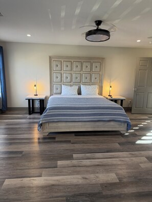 4 室のベッドルーム、デスク、アイロン / アイロン台、旅行用ベビーベッド