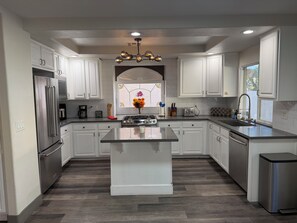 冷蔵庫、電子レンジ、オーブン、コンロ