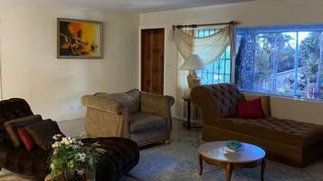 Una Smart TV, un reproductor de DVD, libros, una videoteca