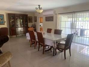 Dining - Open 3 BR 2 Bath Home with Private Pool, Wi-Fi, 5 Minutes to Cable Beach (Nassau)