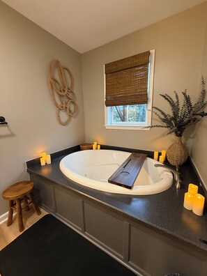 Bañera con ducha, bañera de hidromasaje, secador de pelo, toallas