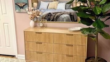 6 bedrooms, iron/ironing board, free WiFi, bed sheets