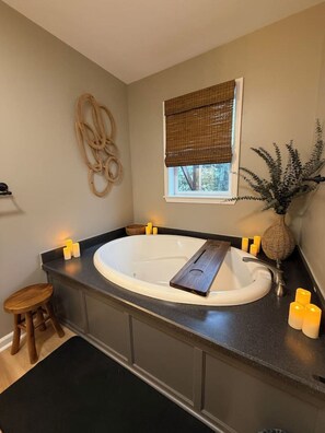 Ducha y bañera combinadas, bañera de hidromasaje y secador de pelo