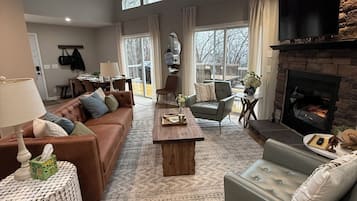 Tv, pejs, dvd-afspiller, bordtennisbord