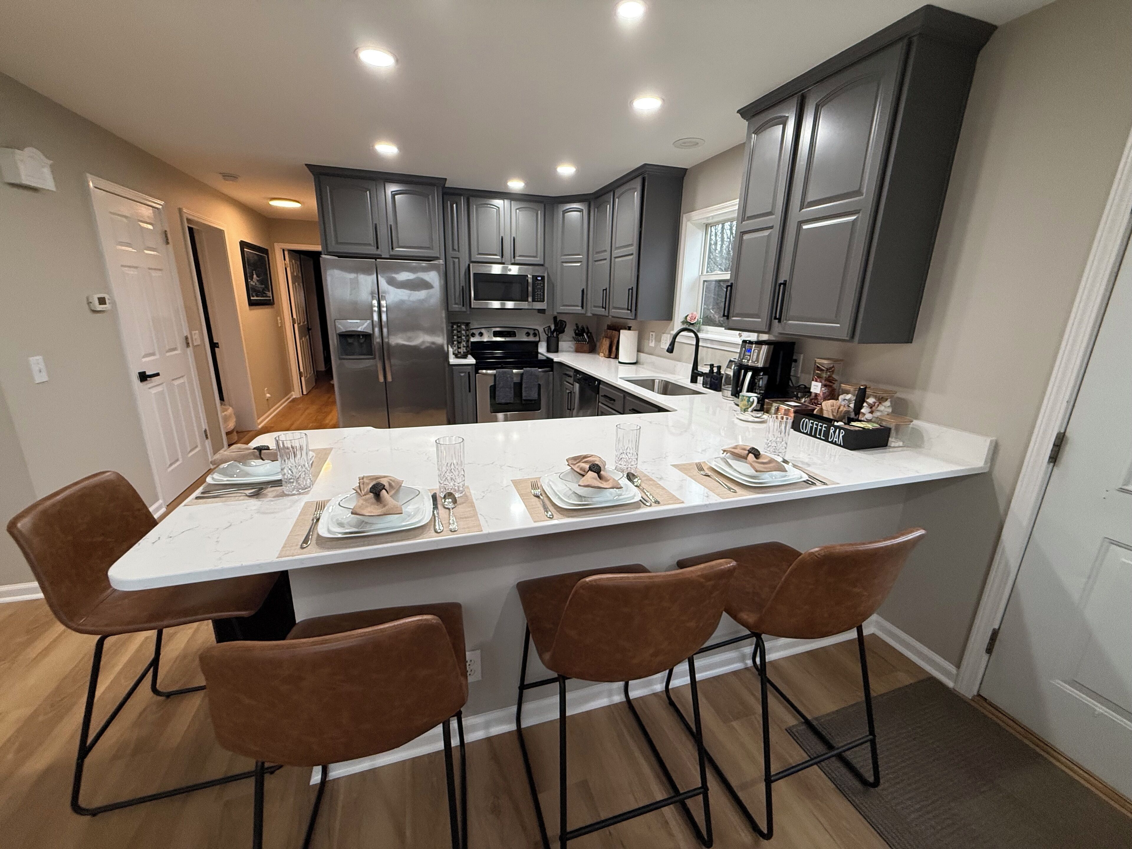 Kjøleskap, mikrobølgeovn, ovn og kokeplater