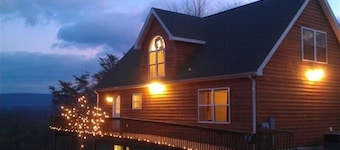 Secluded, Convenient, Hot tub, WiFi, Near Cacapon State Park