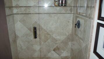 Douche, serviettes fournies