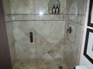 Douche, serviettes fournies