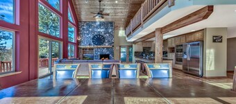 Ny notering !! 5 bädd 5 BA, uppvärmd inomhuspool, bubbelpool, ångdusch, biljardbord