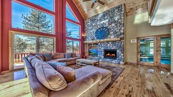 Televisor, llar de foc, reproductor de DVD i futbolí