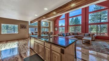 Télévision, cheminée, lecteur de DVD, baby-foot