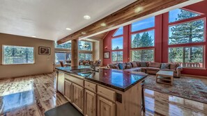 Télévision, cheminée, lecteur de DVD, baby-foot