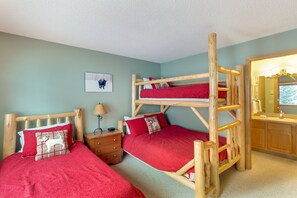 3 bedrooms, desk, travel cot, free WiFi