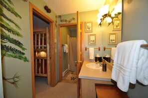 Combined shower/tub, jetted tub, hair dryer, towels