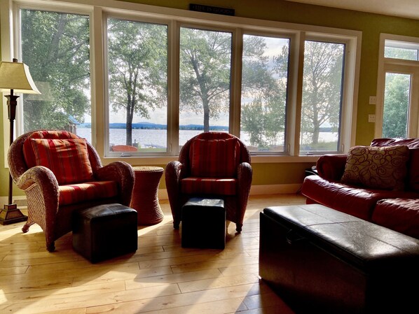 Smart TV, fireplace, DVD player, books