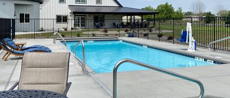 Alberca al aire libre por temporada y sombrillas en la alberca